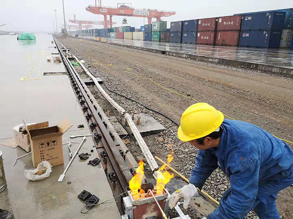 西安中鐵四局灞橋區(qū)碼頭道軌鋁熱焊接工程  全長(zhǎng)3000米，順利完工